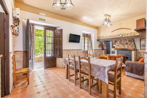 Dining - Holiday Home 'Cortijo El Llano' with Mountain Views, Private Pool & Wi-Fi (Priego De Cordoba)