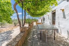 Outdoor dining - Holiday Home 'Cortijo El Llano' with Mountain View, Private Pool and Wi-Fi (Priego De Cordoba)