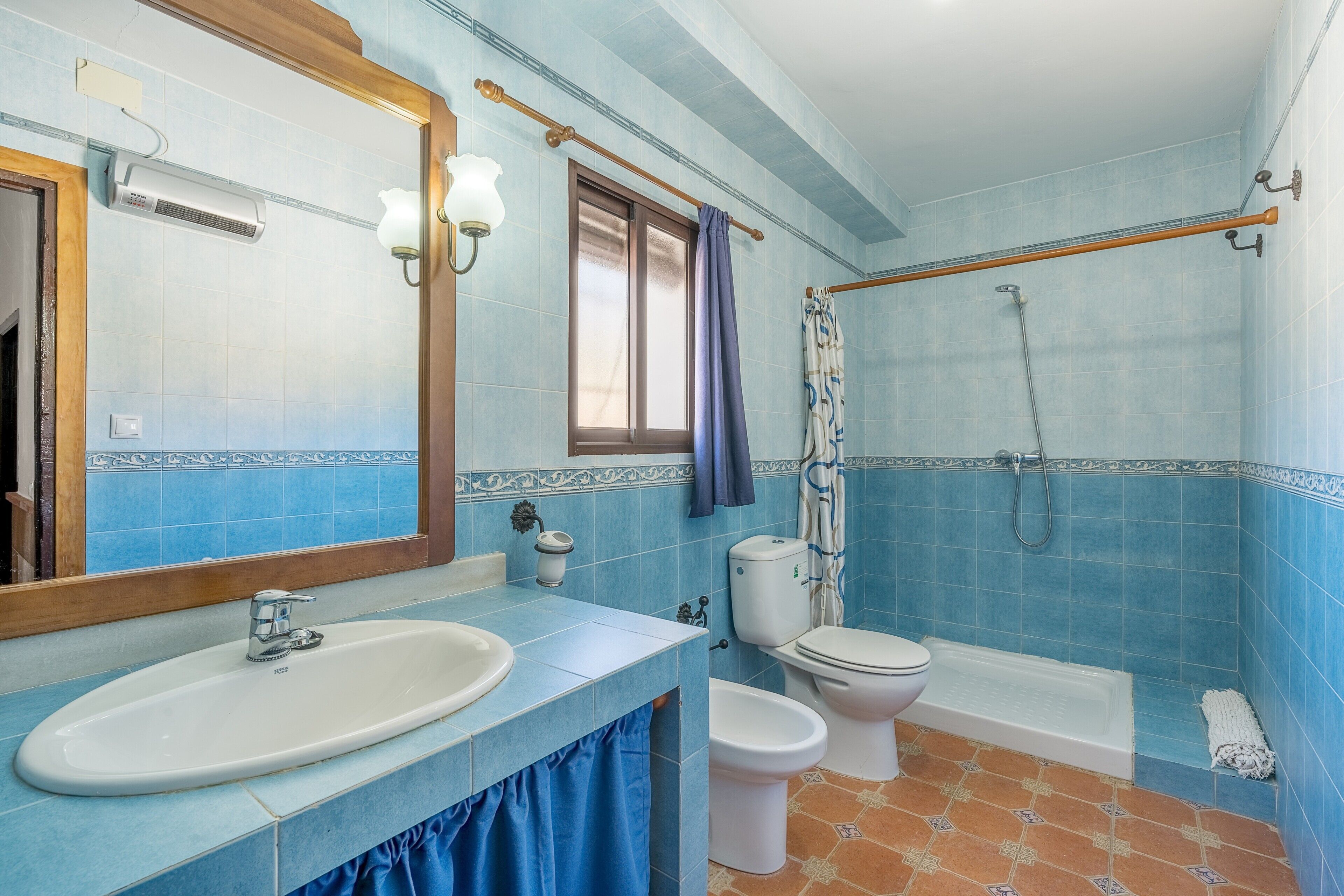 Ein Badezimmer mit Waschbecken, Toilette und Duschbereich.