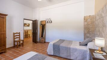 6 bedrooms, iron/ironing board, free WiFi, bed sheets