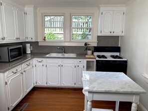 Kjøleskap, mikrobølgeovn, ovn og kokeplater