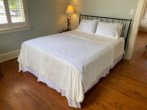 2 bedrooms, desk, iron/ironing board, free WiFi - Elegant Historic Cottage in Downtown Edenton (Edenton)
