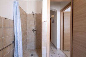 Regadera, secadora de cabello, toallas 