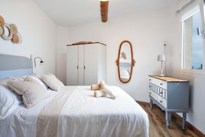 2 bedrooms, iron/ironing board, free WiFi, bed sheets - Holiday Home 'Las Golondrinas - B' with Sea View, Private Terrace and Wi-Fi (Jedey)