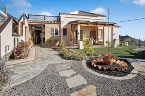 Exterior - Holiday Home 'Las Golondrinas - B' with Sea View, Private Terrace and Wi-Fi (Jedey)