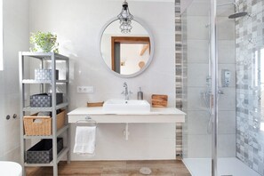 Dusche, Haartrockner, Handtücher
