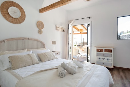2 bedrooms, iron/ironing board, free WiFi, bed sheets. Holiday Home 'Las Golondrinas - B' with Sea View, Private Terrace and Wi-Fi
