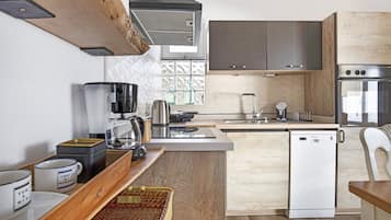 Frigorífico, microondas, horno y placa de cocina