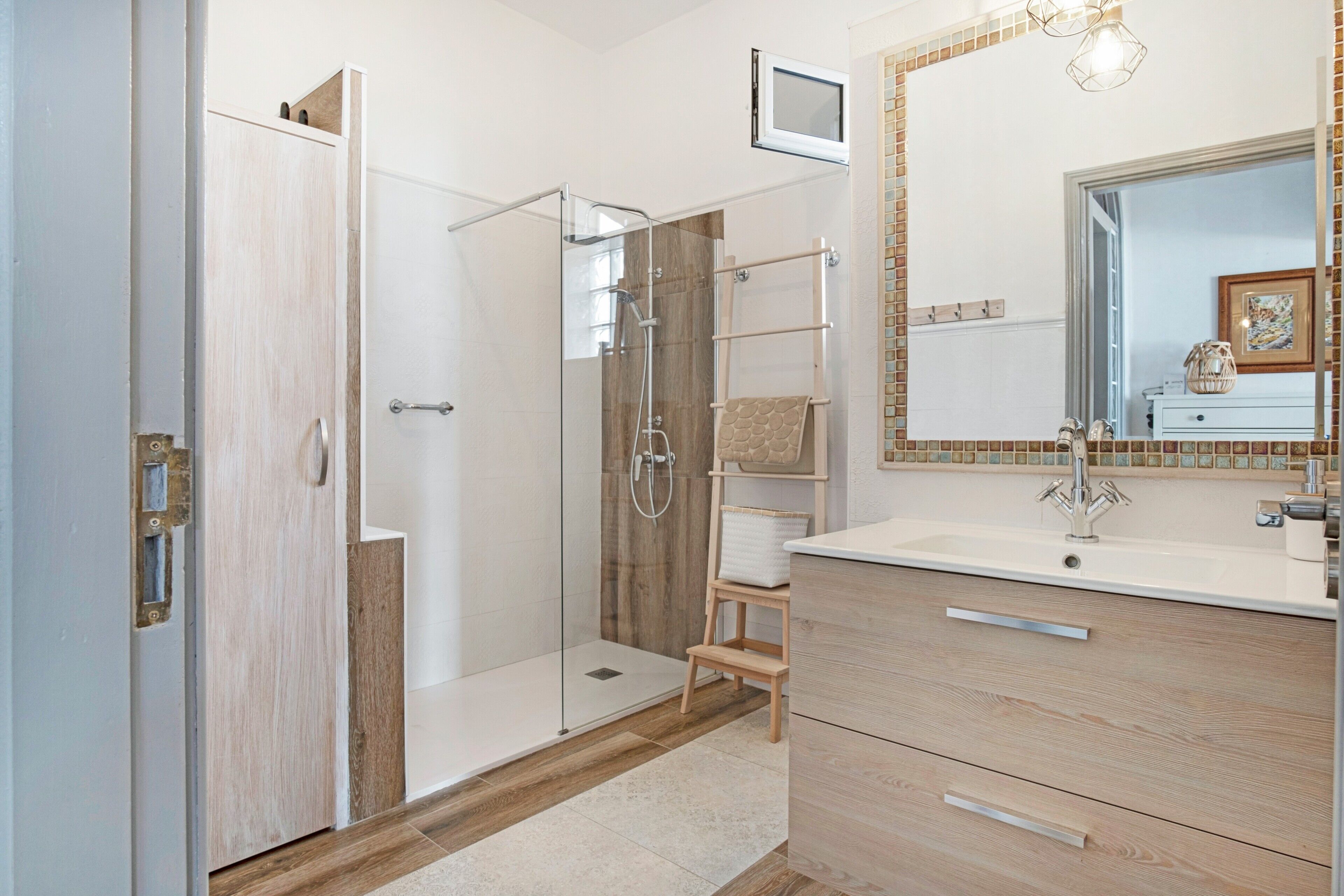 Shower, hair dryer, towels