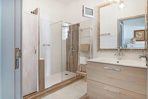 Dusche, Haartrockner, Handtücher