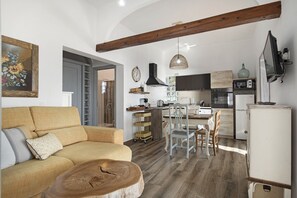 TV - Vacation Home 'Las Golondrinas' with Sea View, Wi-Fi and Air Conditioning (Jedey)