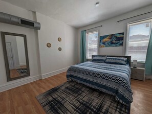 1 soveværelse, pengeskab på værelset, strygejern/strygebræt