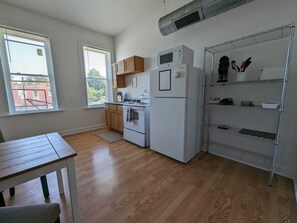 Fridge, microwave, oven, stovetop - Second Floor King Bed w/ Off-Street Parking Near SSM/Children's Hospital (St. Louis)