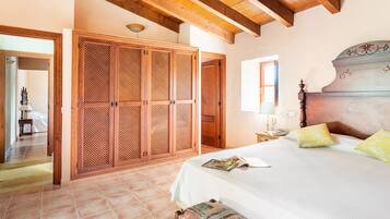 4 slaapkamers, een strijkplank/strijkijzer, gratis wifi, beddengoed