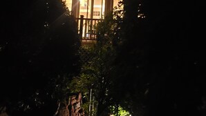 Ein Haus mit einem großen Fenster und einem Balkon.