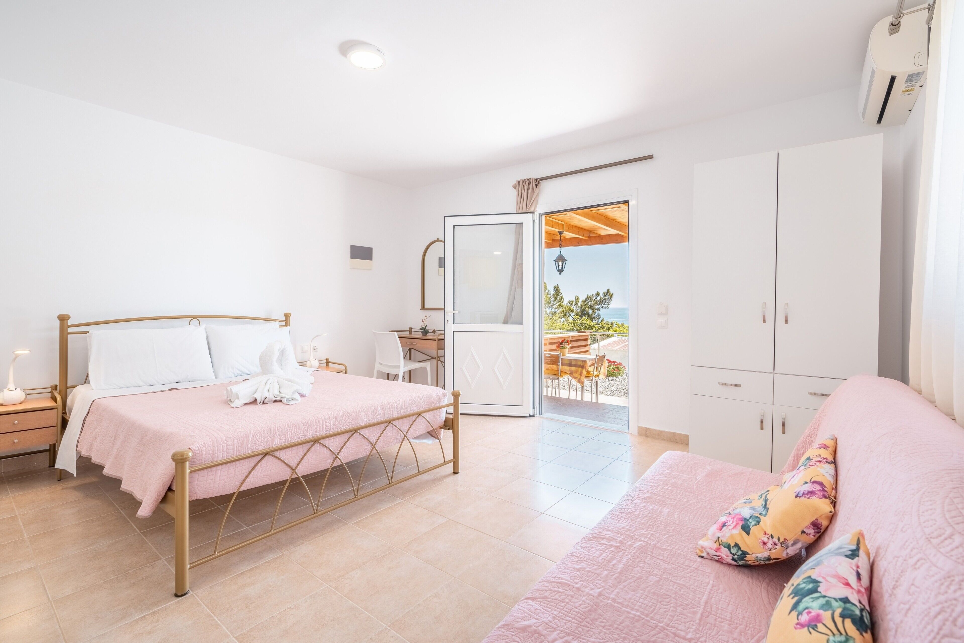 Fer et planche à repasser, Wi-Fi gratuit, draps fournis