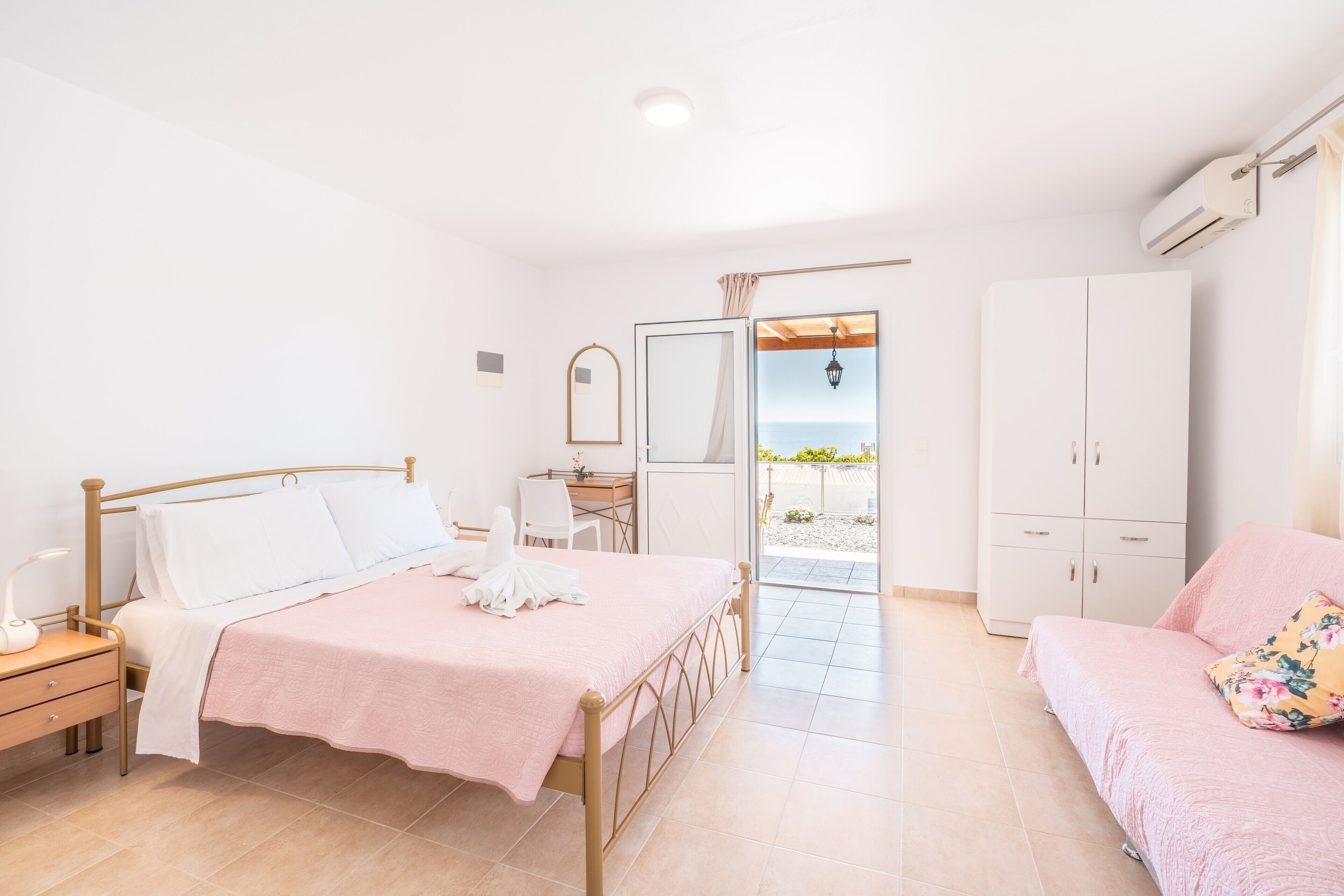 Iron/ironing board, free WiFi, bed sheets