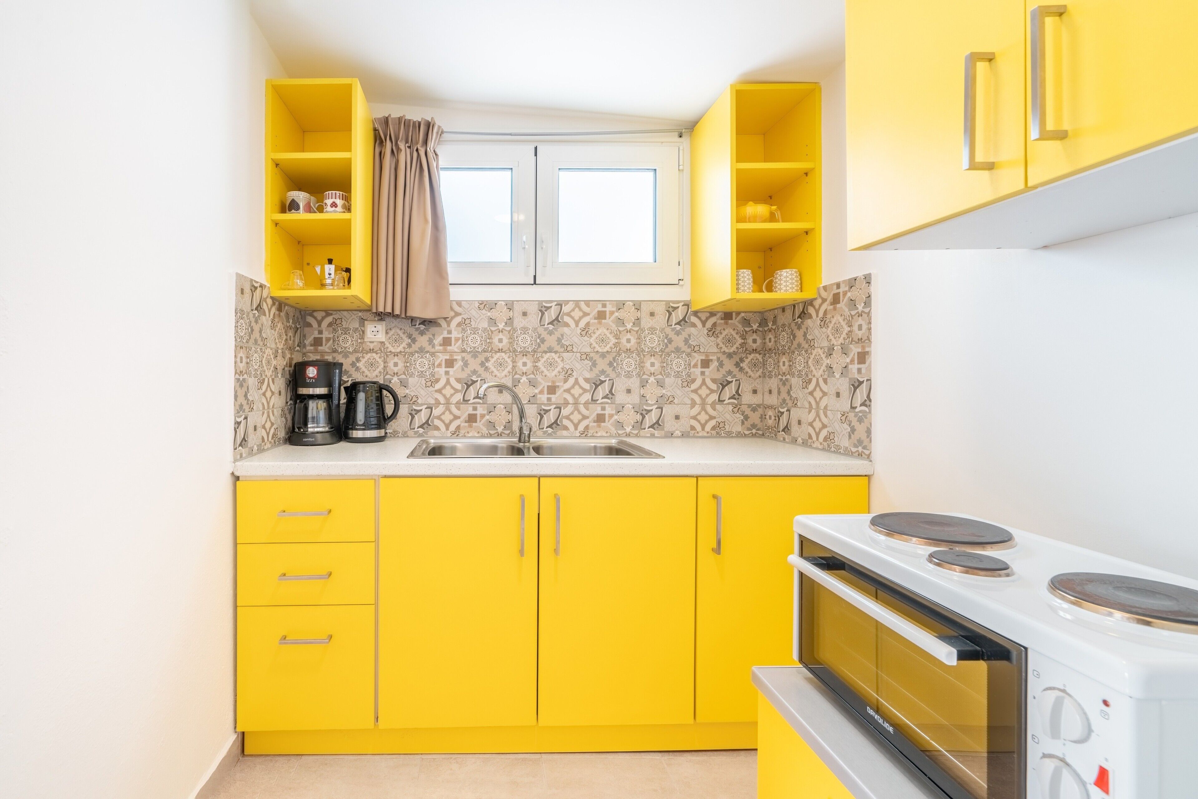 Fridge, oven, stovetop, coffee/tea maker