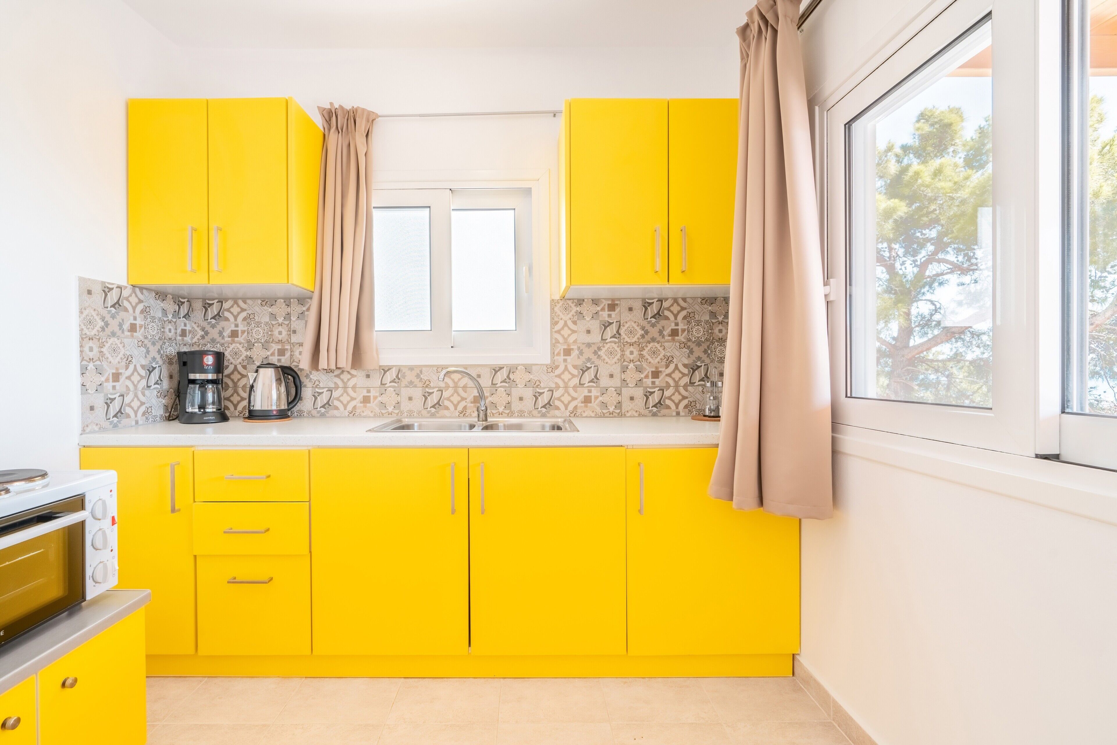 Fridge, oven, stovetop, coffee/tea maker