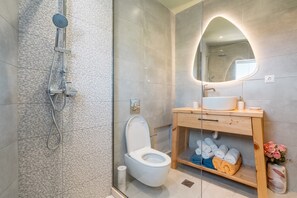 Dusche, Haartrockner, Handtücher