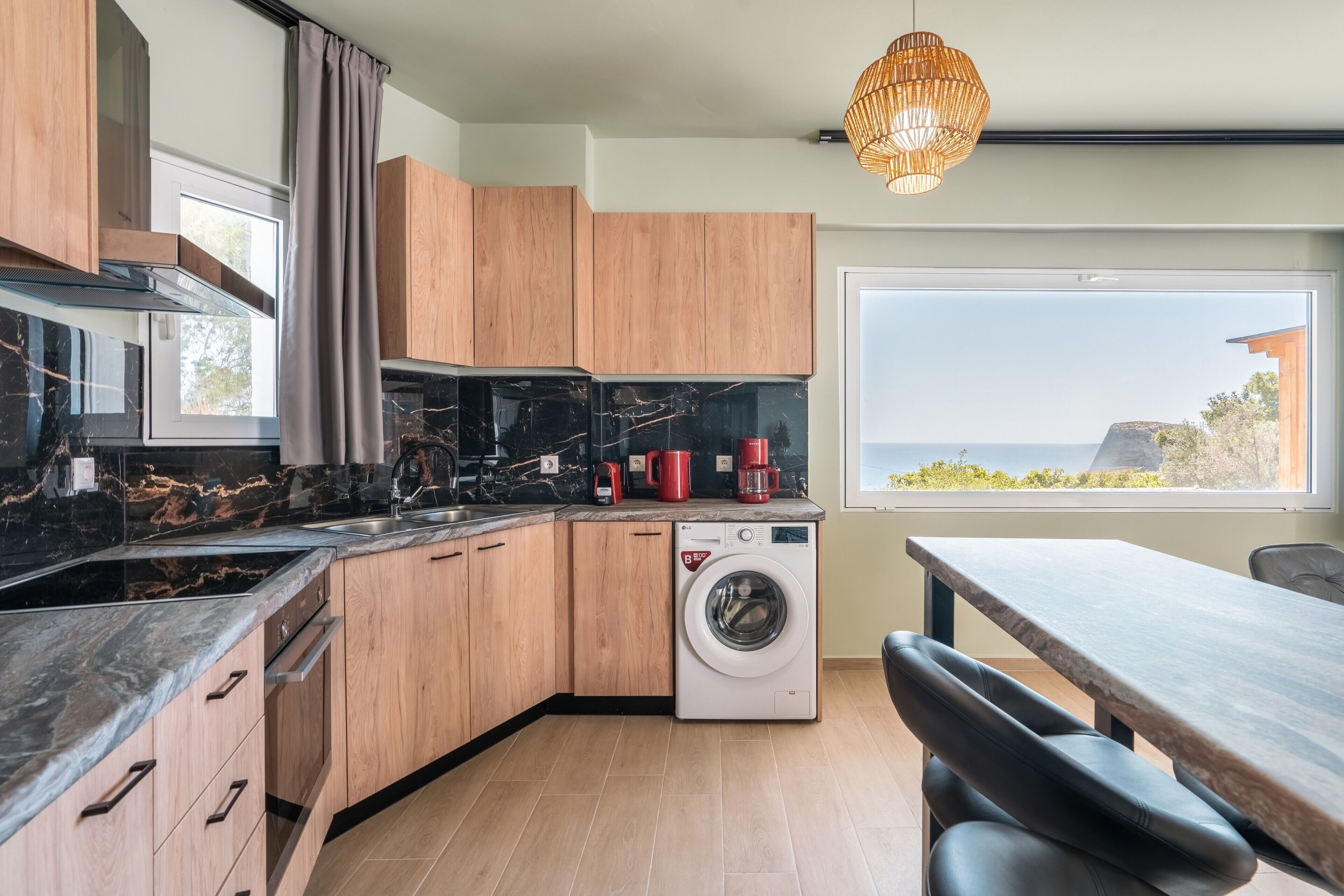 Fridge, oven, stovetop, coffee/tea maker