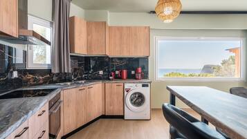 Fridge, oven, stovetop, coffee/tea maker