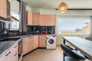 Refrigerador, horno, parrilla de estufa y cafetera y tetera