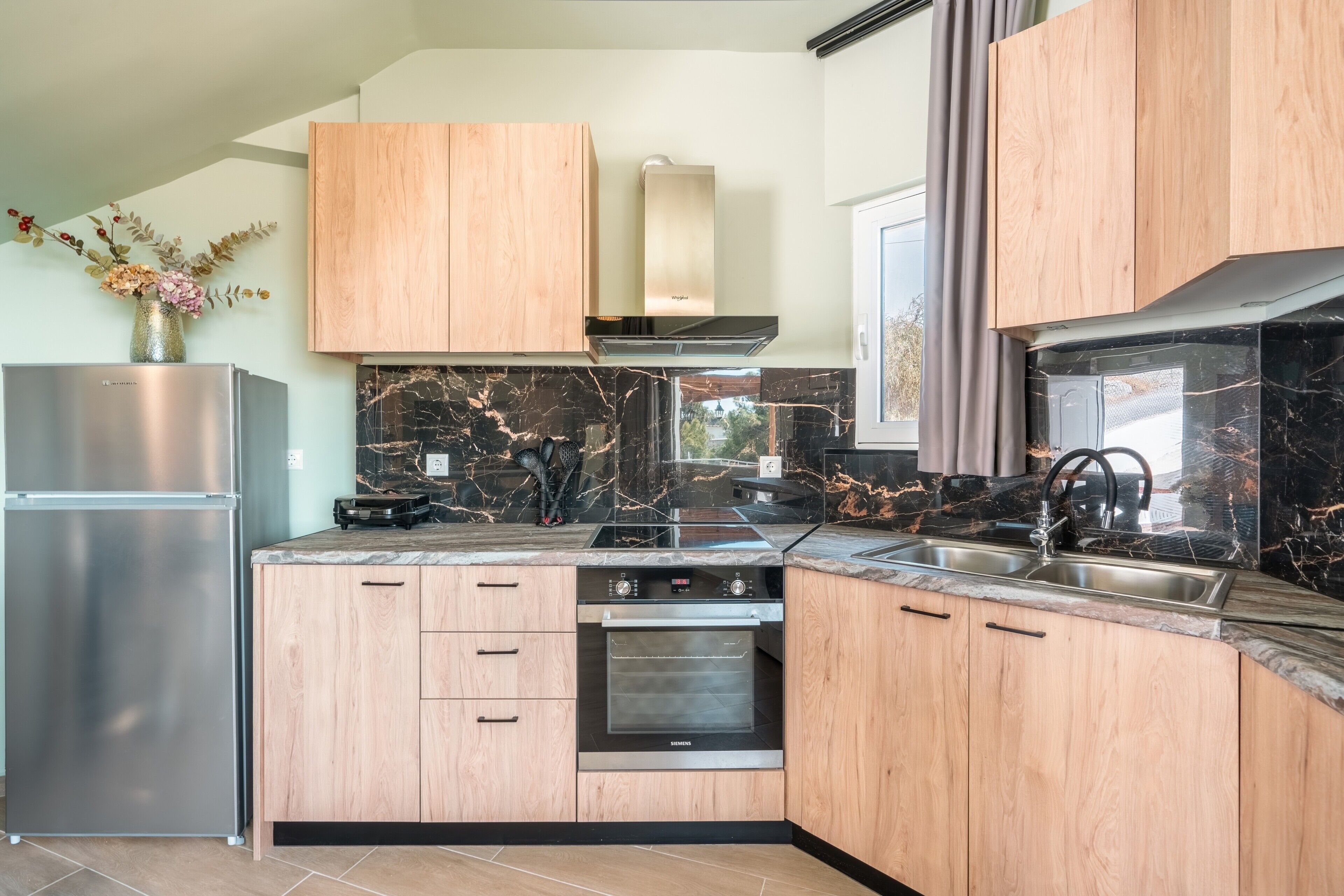Fridge, oven, stovetop, coffee/tea maker