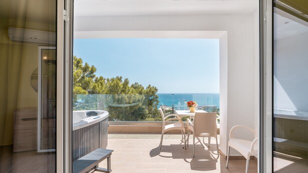 A balcony with a view of the sea, a hot tub, and a table with chairs. - Apartment 'Solymar Prive  Sea View' with Sea View, Wi-Fi and Air Conditioning (Archangelos)