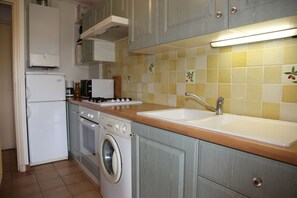 Jääkaappi, mikroaaltouuni, uuni, liesi