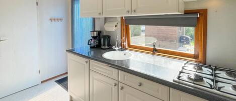Fridge, stovetop, coffee/tea maker