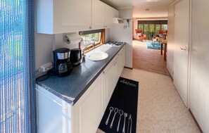 Refrigerador, parrilla de estufa y cafetera y tetera 