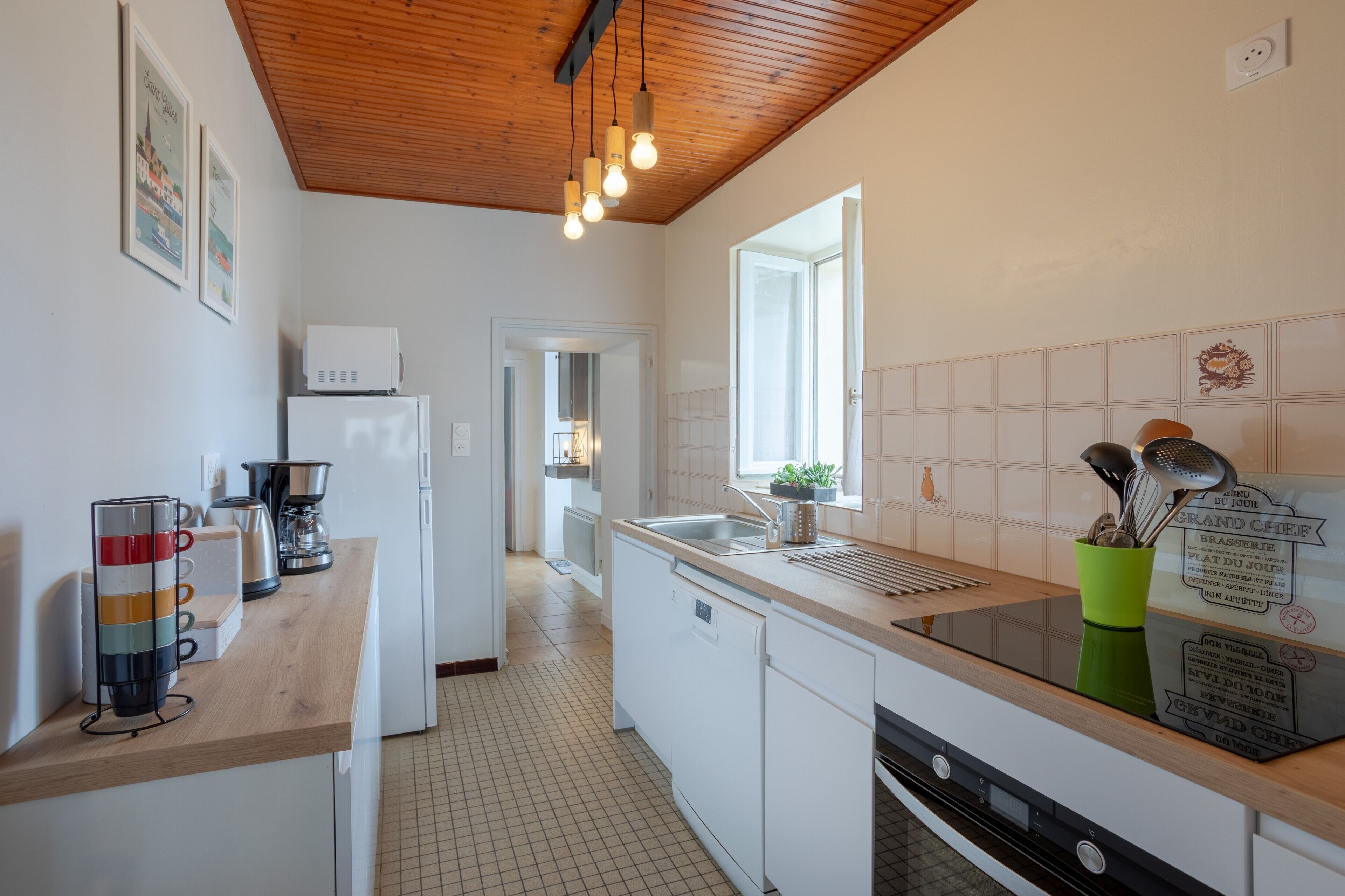 Kylskåp, mikrovågsugn, ugn och spishäll