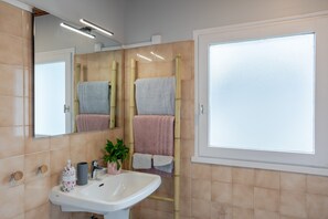 Ducha, secador de pelo, toallas