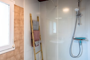 Douche, sèche-cheveux, serviettes fournies