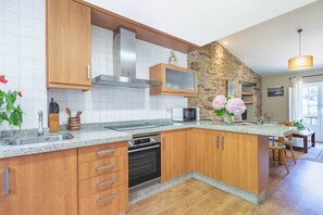 Fridge, microwave, oven, stovetop - Holiday Home 'Playa De Balares' with Sea View, Private Terrace and Wi-Fi (Balarés)