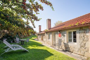 Outdoor dining - Holiday Home 'Playa De Balares' with Sea View, Private Terrace and Wi-Fi (Balarés)