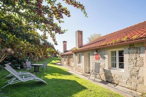 Outdoor dining - Holiday Home 'Playa De Balares' with Sea View, Private Terrace and Wi-Fi (Balarés)