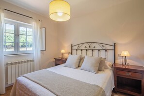 2 室のベッドルーム、WiFi (無料)、ベッドシーツ