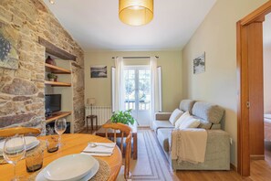 TV, DVD player - Holiday Home 'Playa De Balares' with Sea View, Private Terrace and Wi-Fi (Balarés)