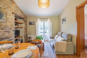 TV, DVD player - Holiday Home 'Playa De Balares' with Sea View, Private Terrace and Wi-Fi (Balarés)