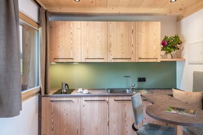 Jääkaappi, liesi, astianpesukone, kahvin-/teenkeitin