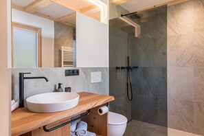 Een douche, een haardroger, handdoeken
