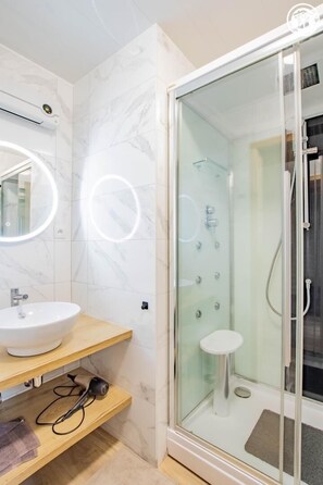 Shower, towels - La Suite d'Anna - ROYER (ROYER)