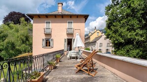 A building with a balcony, outdoor furniture, and potted plants. - Apartment 'Casa Anna' with Mountain View and Private Terrace (Santa Maria Maggiore)