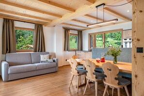 TV - Apartment 'Feicht' with Mountain View, Private Terrace and Wi-Fi (Jenesien)