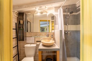 Douche, sèche-cheveux, serviettes fournies