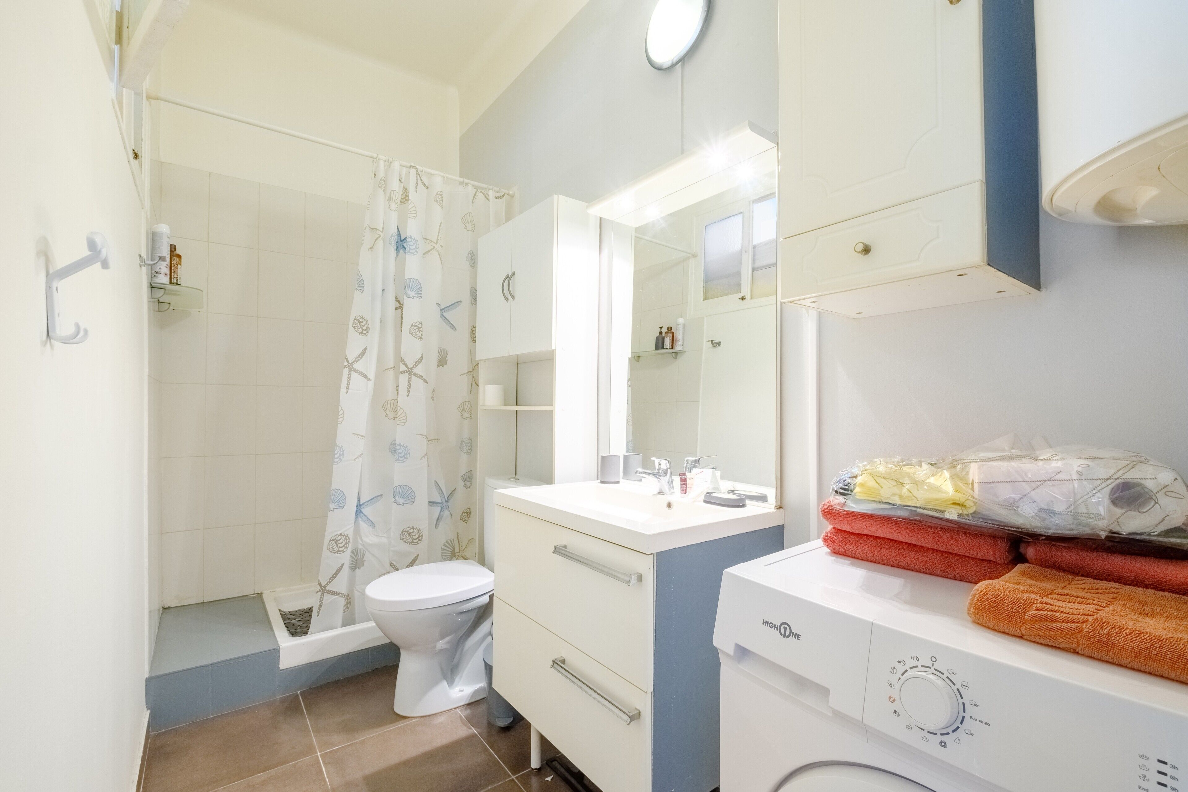 Shower, hair dryer, towels