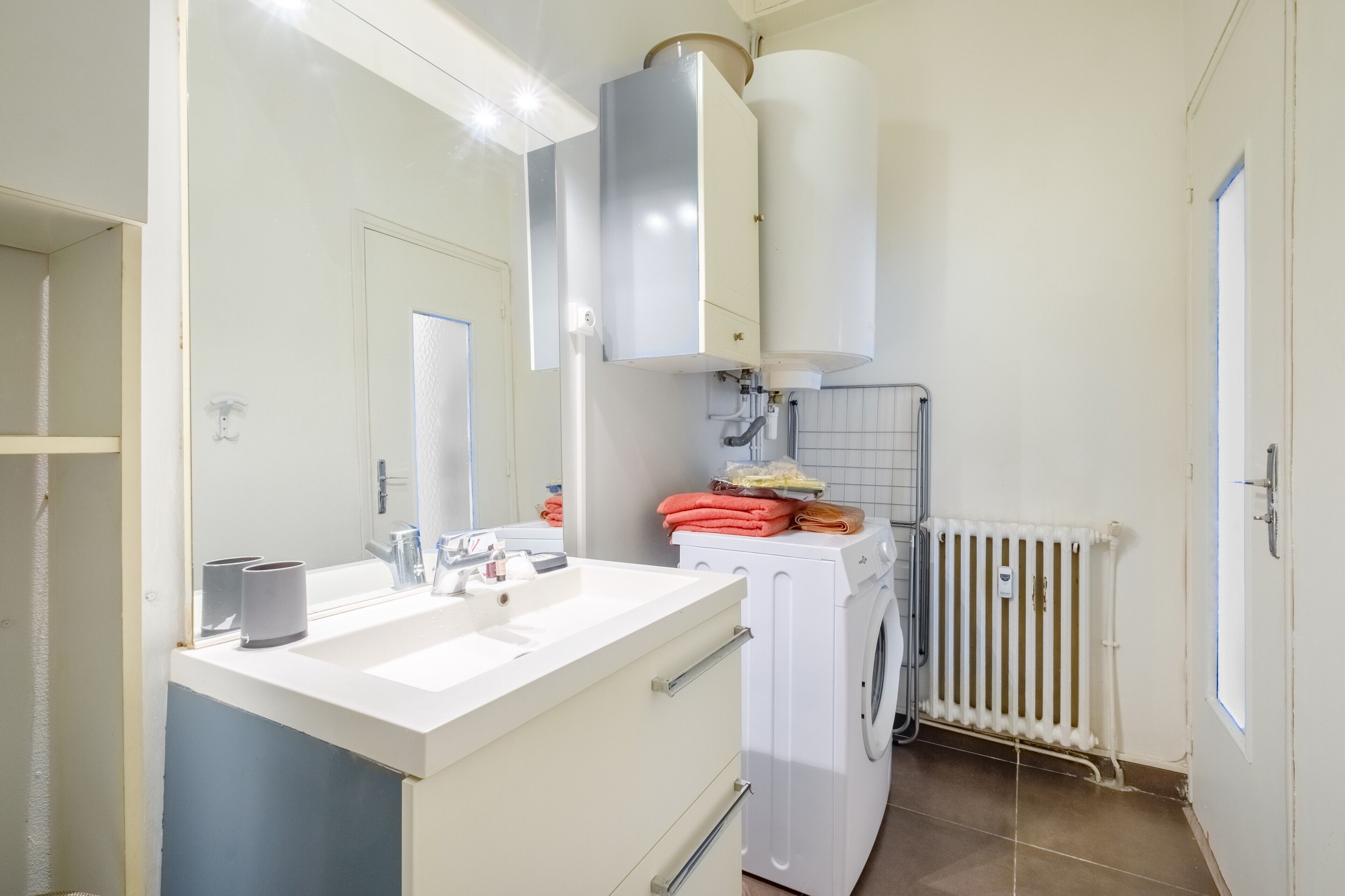 Douche, sèche-cheveux, serviettes fournies
