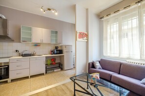 Fridge, microwave, oven, stovetop - Studio Apartment 'Residence Les Palombes' with Wi-Fi and Air Conditioning (Nice)